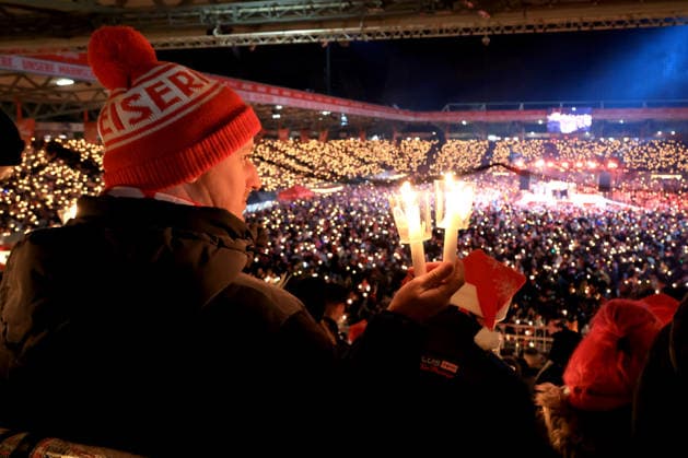Sport Themen der Woche KW52 DEU, DFL, 1. FBL, 1.FC Union, Weihnachtssingen, 23.12.2025, Stadion Alte Foersterei, Berlin, DEU, DFL, 1. FBL, 1.FC Union, Weihnachtssingen, im Bild: Unionfans singen Weihnachtslieder bei Kerzenschein DFL - regulations prohibit any use of Photographs as image sequences and or quasi-video nordphotoxGmbHx xEngler nph00076