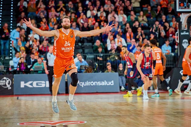 Valencia Basket Vs Kosner Baskonia Vitoria-Gasteiz in Valencia, Spain - 23 Dec 2025 Matthew Costello of Valencia Basket seen in action during the EuroLeague Basketball regular season gameday 18, between Valencia Basket (ESP) and Kosner Baskonia Vitoria-Gasteiz (ESP) at Roig Arena. Final scores: Valencia Basket 91-81 Kosner Baskonia Valencia Spain Copyright: xDavidxPastorxAndresx xSOPAxImagesx DPASTOR_20251223_06