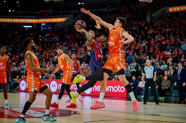 Valencia Basket Vs Kosner Baskonia Vitoria-Gasteiz in Valencia, Spain - 23 Dec 2025 Markus Howard of Kosner Baskonia Vitoria-Gasteiz and Jaime Pradilla of Valencia Basket seen in action during the EuroLeague Basketball regular season gameday 18, between Valencia Basket (ESP) and Kosner Baskonia Vitoria-Gasteiz (ESP) at Roig Arena. Final scores: Valencia Basket 91-81 Kosner Baskonia Valencia Spain Copyright: xDavidxPastorxAndresx xSOPAxImagesx DPASTOR_20251223_08