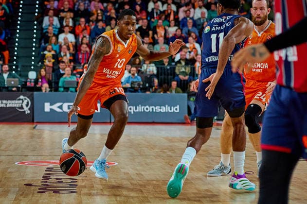 Valencia Basket Vs Kosner Baskonia Vitoria-Gasteiz in Valencia, Spain - 23 Dec 2025 Omari Moore of Valencia Basket seen in action during the EuroLeague Basketball regular season gameday 18, between Valencia Basket (ESP) and Kosner Baskonia Vitoria-Gasteiz (ESP) at Roig Arena. Final scores: Valencia Basket 91-81 Kosner Baskonia Valencia Spain Copyright: xDavidxPastorxAndresx xSOPAxImagesx DPASTOR_20251223_25