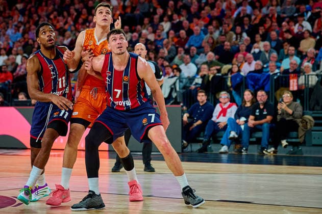 Valencia Basket Vs Kosner Baskonia Vitoria-Gasteiz in Valencia, Spain - 23 Dec 2025 Trent Forrest and Rodions Kurucs of Kosner Baskonia Vitoria-Gasteiz and Jaime Pradilla of Valencia Basket seen in action during the EuroLeague Basketball regular season gameday 18, between Valencia Basket (ESP) and Kosner Baskonia Vitoria-Gasteiz (ESP) at Roig Arena. Final scores: Valencia Basket 91-81 Kosner Baskonia Valencia Spain Copyright: xDavidxPastorxAndresx xSOPAxImagesx DPASTOR_20251223_32