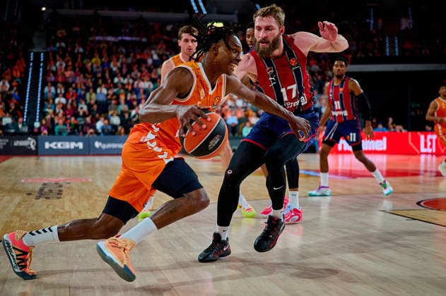 Valencia Basket Vs Kosner Baskonia Vitoria-Gasteiz in Valencia, Spain - 23 Dec 2025 Brancou Badio of Valencia Basket and Gytis Radzevicius of Kosner Baskonia Vitoria-Gasteiz seen in action during the EuroLeague Basketball regular season gameday 18, between Valencia Basket (ESP) and Kosner Baskonia Vitoria-Gasteiz (ESP) at Roig Arena. Final scores: Valencia Basket 91-81 Kosner Baskonia Valencia Spain Copyright: xDavidxPastorxAndresx xSOPAxImagesx DPASTOR_20251223_42