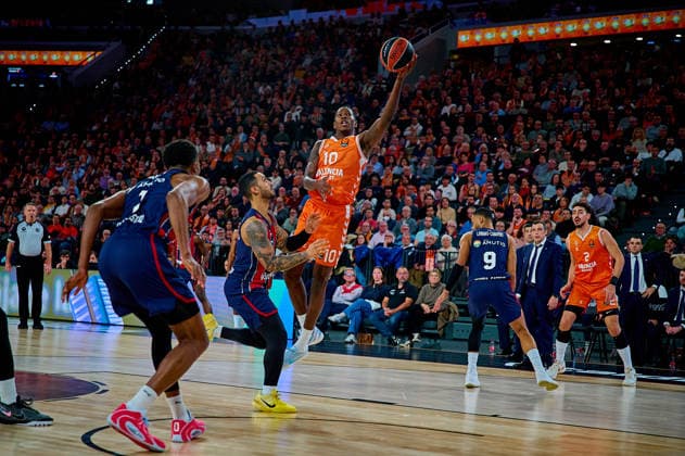 Valencia Basket Vs Kosner Baskonia Vitoria-Gasteiz in Valencia, Spain - 23 Dec 2025 Omari Moore of Valencia Basket seen in action during the EuroLeague Basketball regular season gameday 18, between Valencia Basket (ESP) and Kosner Baskonia Vitoria-Gasteiz (ESP) at Roig Arena. Final scores: Valencia Basket 91-81 Kosner Baskonia Valencia Spain Copyright: xDavidxPastorxAndresx xSOPAxImagesx DPASTOR_20251223_46