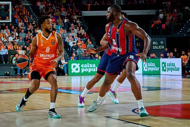 Valencia Basket Vs Kosner Baskonia Vitoria-Gasteiz in Valencia, Spain - 23 Dec 2025 Jean Montero of Valencia Basket and Eugene Omoruyi of Kosner Baskonia Vitoria-Gasteiz in action during the EuroLeague Basketball regular season gameday 18, between Valencia Basket (ESP) and Kosner Baskonia Vitoria-Gasteiz (ESP) at Roig Arena. Final scores: Valencia Basket 91-81 Kosner Baskonia Valencia Spain Copyright: xDavidxPastorxAndresx xSOPAxImagesx DPASTOR_20251223_47