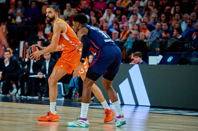 December 23, 2025, Valencia, Spain: Darius Thompson of Valencia Basket seen in action during the EuroLeague Basketball regular season gameday 18, between Valencia Basket (ESP) and Kosner Baskonia Vitoria-Gasteiz (ESP) at Roig Arena. Final scores: Valencia Basket 91-81 Kosner Baskonia Valencia Spain - ZUMAs197 20251223_aaa_s197_084 Copyright: xDavidxPastorxAndresx