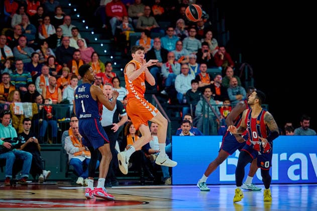 December 23, 2025, Valencia, Spain: Sergio De Larrea of Valencia Basket seen in action during the EuroLeague Basketball regular season gameday 18, between Valencia Basket (ESP) and Kosner Baskonia Vitoria-Gasteiz (ESP) at Roig Arena. Final scores: Valencia Basket 91-81 Kosner Baskonia Valencia Spain - ZUMAs197 20251223_aaa_s197_115 Copyright: xDavidxPastorxAndresx