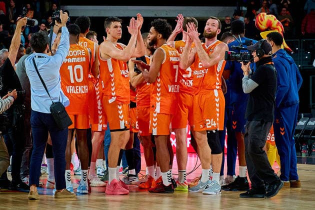 December 23, 2025, Valencia, Spain: Matthew Costello and his teammates of Valencia Basket celebrate the victory after the EuroLeague Basketball regular season gameday 18, between Valencia Basket (ESP) and Kosner Baskonia Vitoria-Gasteiz (ESP) at Roig Arena. Final scores: Valencia Basket 91-81 Kosner Baskonia Valencia Spain - ZUMAs197 20251223_aaa_s197_119 Copyright: xDavidxPastorxAndresx