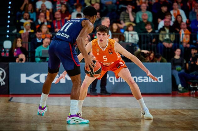 December 23, 2025, Valencia, Spain: Sergio De Larrea of Valencia Basket seen in action during the EuroLeague Basketball regular season gameday 18, between Valencia Basket (ESP) and Kosner Baskonia Vitoria-Gasteiz (ESP) at Roig Arena. Final scores: Valencia Basket 91-81 Kosner Baskonia Valencia Spain - ZUMAs197 20251223_aaa_s197_135 Copyright: xDavidxPastorxAndresx