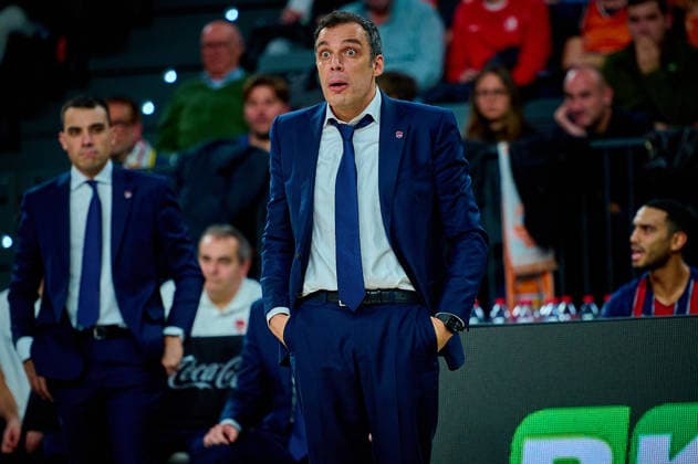 December 23, 2025, Valencia, Spain: Paolo Galbiati head coach of Kosner Baskonia Vitoria-Gasteiz seen during the EuroLeague Basketball regular season gameday 18, between Valencia Basket (ESP) and Kosner Baskonia Vitoria-Gasteiz (ESP) at Roig Arena. Final scores: Valencia Basket 91-81 Kosner Baskonia Valencia Spain - ZUMAs197 20251223_aaa_s197_142 Copyright: xDavidxPastorxAndresx