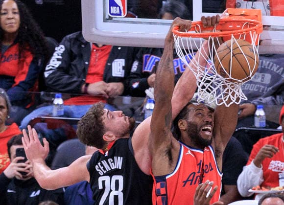 December 23, 2025, Inglewood, California, USA: Kawhi Leonard 2 of the Los Angeles Clippers dunks past Alperen Sengun 28 of the Houston Rockets and during their 2025 NBA, Basketball Herren, USA regular season game on Tuesday December 23, 2025 at Intuit Dome Arena in Inglewood, California. JAVIER ROJAS PI Inglewood USA - ZUMAp124 20251223_zaa_p124_045 Copyright: xJavierxRojasx
