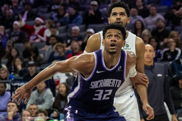 December 23, 2025, Sacramento, Ca, USA: Sacramento Kings center Dylan Cardwell (32) watched rebound with Detroit Pistons forward Tobias Harris (12) in the second half during a game at Golden 1 Center on Tuesday, Dec. 23, 2025 in Sacramento. Sacramento USA - ZUMAj89_ 20251223_zaf_j89_022 Copyright: xPaulxKitagakixJr.x