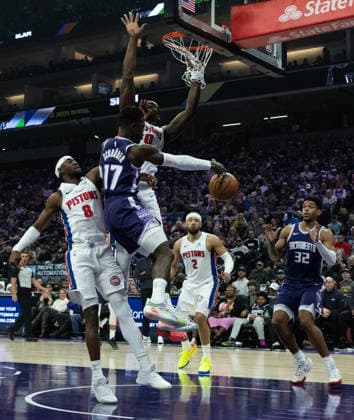 December 23, 2025, Sacramento, Ca, USA: Sacramento Kings guard Dennis Schroder (17) pass the ball to Sacramento Kings center Dylan Cardwell (32) in the first half during a game at Golden 1 Center on Tuesday, Dec. 23, 2025 in Sacramento. Sacramento USA - ZUMAj89_ 20251223_zaf_j89_010 Copyright: xPaulxKitagakixJr.x