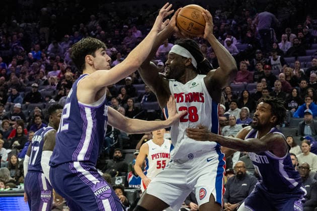December 23, 2025, Sacramento, Ca, USA: Sacramento Kings center Maxime Raynaud (42) and guard Malik Monk (0) defended against Detroit Pistons forward Isaiah Stewart (28) in the second half during a game at Golden 1 Center on Tuesday, Dec. 23, 2025 in Sacramento. Sacramento USA - ZUMAj89_ 20251223_zaf_j89_015 Copyright: xPaulxKitagakixJr.x