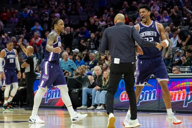 December 23, 2025, Sacramento, Ca, USA: Sacramento Kings center Dylan Cardwell (32) and guard Demar Derozan (10) reacts with head coach Doug Christie during a time out in the second half during a game at Golden 1 Center on Tuesday, Dec. 23, 2025 in Sacramento. Sacramento USA - ZUMAj89_ 20251223_zaf_j89_018 Copyright: xPaulxKitagakixJr.x