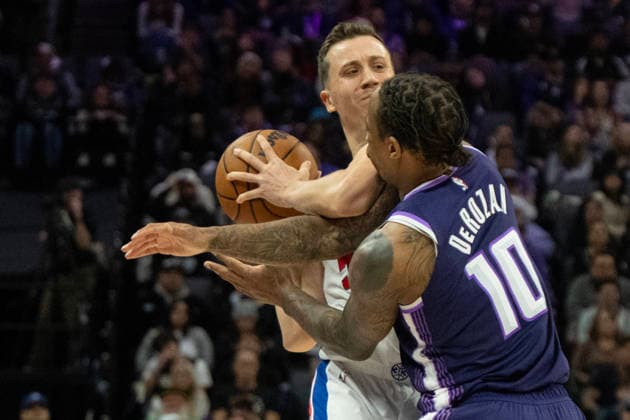 December 23, 2025, Sacramento, Ca, USA: Sacramento Kings guard Demar Derozan (10) battles Detroit Pistons forward Duncan Robinson (55) for the ball in the second half during a game at Golden 1 Center on Tuesday, Dec. 23, 2025 in Sacramento. Sacramento USA - ZUMAj89_ 20251223_zaf_j89_020 Copyright: xPaulxKitagakixJr.x