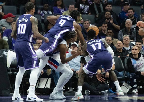 December 23, 2025, Sacramento, Ca, USA: Sacramento Kings forward Precious Achiuwa (9) fouls Detroit Pistons guard Ausar Thompson (9) in the first half during a game at Golden 1 Center on Tuesday, Dec. 23, 2025 in Sacramento. Sacramento USA - ZUMAj89_ 20251223_zaf_j89_005 Copyright: xPaulxKitagakixJr.x