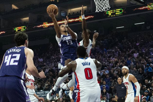 December 23, 2025, Sacramento, Ca, USA: Sacramento Kings forward Keegan Murray (13) drives to basket against Detroit Pistons center Jalen Duren (0) and guard Ausar Thompson (9) in the first half during a game at Golden 1 Center on Tuesday, Dec. 23, 2025 in Sacramento. Sacramento USA - ZUMAj89_ 20251223_zaf_j89_008 Copyright: xPaulxKitagakixJr.x