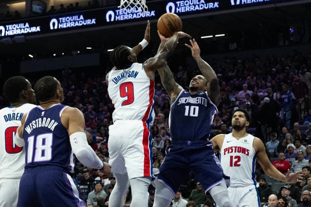 December 23, 2025, Sacramento, Ca, USA: Sacramento Kings guard Demar Derozan (10) shoots a basket over Detroit Pistons guard Ausar Thompson (9) in the first half during a game at Golden 1 Center on Tuesday, Dec. 23, 2025 in Sacramento. Sacramento USA - ZUMAj89_ 20251223_zaf_j89_014 Copyright: xPaulxKitagakixJr.x