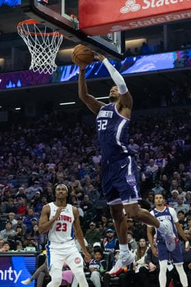 December 23, 2025, Sacramento, Ca, USA: Sacramento Kings center Dylan Cardwell (32) dunks the ball for a basket over Detroit Pistons guard Jaden Ivey (23) in the first half during a game at Golden 1 Center on Tuesday, Dec. 23, 2025 in Sacramento. Sacramento USA - ZUMAj89_ 20251223_zaf_j89_003 Copyright: xPaulxKitagakixJr.x
