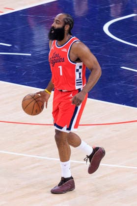 December 23, 2025, Inglewood, California, USA: James Harden 1 of the Los Angeles Clippers during their 2025 NBA, Basketball Herren, USA regular season game against the Houston Rockets on Tuesday December 23, 2025 at Intuit Dome Arena in Inglewood, California. JAVIER ROJAS PI Inglewood USA - ZUMAp124 20251223_zaa_p124_037 Copyright: xJavierxRojasx