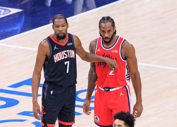 December 23, 2025, Inglewood, California, USA: Kevin Durant 35 of the Houston Rockets and Kawhi Leonard 2 of the Los Angeles Clippers during their 2025 NBA, Basketball Herren, USA regular season game on Tuesday December 23, 2025 at Intuit Dome Arena in Inglewood, California. JAVIER ROJAS PI Inglewood USA - ZUMAp124 20251223_zaa_p124_038 Copyright: xJavierxRojasx