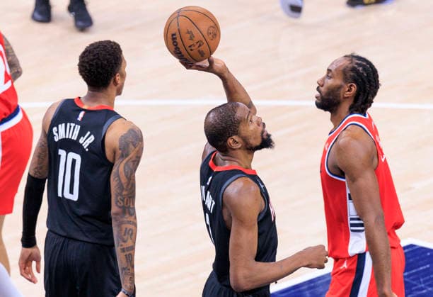 December 23, 2025, Inglewood, California, USA: Kevin Durant 35 of the Houston Rockets and Kawhi Leonard 2 of the Los Angeles Clippers during their 2025 NBA, Basketball Herren, USA regular season game on Tuesday December 23, 2025 at Intuit Dome Arena in Inglewood, California. JAVIER ROJAS PI Inglewood USA - ZUMAp124 20251223_zaa_p124_043 Copyright: xJavierxRojasx