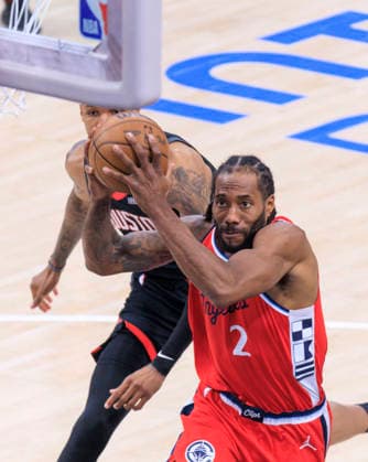 December 23, 2025, Inglewood, California, USA: Kawhi Leonard 2 of the Los Angeles Clippers drives ot the basket during their 2025 NBA, Basketball Herren, USA regular season game against the Houston Rockets on Tuesday December 23, 2025 at Intuit Dome Arena in Inglewood, California. JAVIER ROJAS PI Inglewood USA - ZUMAp124 20251223_zaa_p124_039 Copyright: xJavierxRojasx