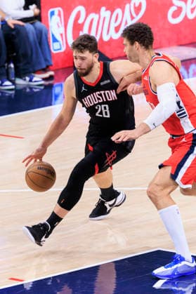 December 23, 2025, Inglewood, California, USA: Alperen Sengun 28 of the Houston Rockets drives as Brook Lopez 11 of the Los Angeles Clippers defends during their regular season NBA, Basketball Herren, USA game on Tuesday December 23, 2025 at Intuit Dome in Inglewood, California. Clippers defeat Rockets, 128-108. ARIANA RUIZ PI Inglewood USA - ZUMAp124 20251223_zaa_p124_058 Copyright: xArianaxRuizx