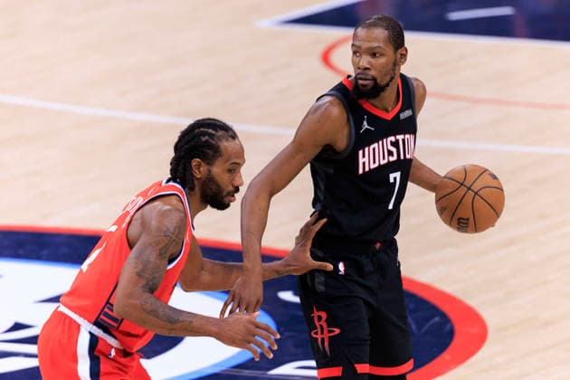 December 23, 2025, Inglewood, California, USA: Kawhi Leonard 2 of the Los Angeles Clippers guards Kevin Durant 7 of the Houston Rockets during their regular season NBA, Basketball Herren, USA game on Tuesday December 23, 2025 at Intuit Dome in Inglewood, California. Clippers defeat Rockets, 128-108. ARIANA RUIZ PI Inglewood USA - ZUMAp124 20251223_zaa_p124_065 Copyright: xArianaxRuizx