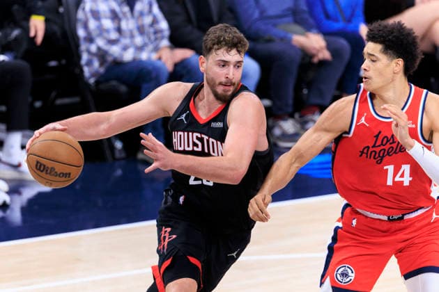 December 23, 2025, Inglewood, California, USA: Alperen Sengun 28 of the Houston Rockets drives past Yanic Konan Niederhauser 14 of the Los Angeles Clippers during their regular season NBA, Basketball Herren, USA game on Tuesday December 23, 2025 at Intuit Dome in Inglewood, California. Clippers defeat Rockets, 128-108. ARIANA RUIZ PI Inglewood USA - ZUMAp124 20251223_zaa_p124_069 Copyright: xArianaxRuizx