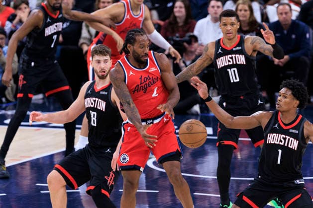 December 23, 2025, Inglewood, California, USA: Kawhi Leonard 2 of the Los Angeles Clippers passes the ball Alperen Sengun 28 and Amen Thompson 1 of the Houston Rockets defend during their regular season NBA, Basketball Herren, USA game on Tuesday December 23, 2025 at Intuit Dome in Inglewood, California. Clippers defeat Rockets, 128-108. ARIANA RUIZ PI Inglewood USA - ZUMAp124 20251223_zaa_p124_071 Copyright: xArianaxRuizx