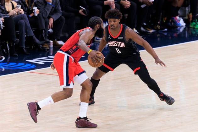 December 23, 2025, Inglewood, California, USA: JaeÃ¢â‚¬â ¢Sean Tate 8 of the Houston Rockets guards James Harden 1 of the Los Angeles Clippers during their regular season NBA, Basketball Herren, USA game on Tuesday December 23, 2025 at Intuit Dome in Inglewood, California. Clippers defeat Rockets, 128-108. ARIANA RUIZ PI Inglewood USA - ZUMAp124 20251223_zaa_p124_075 Copyright: xArianaxRuizx