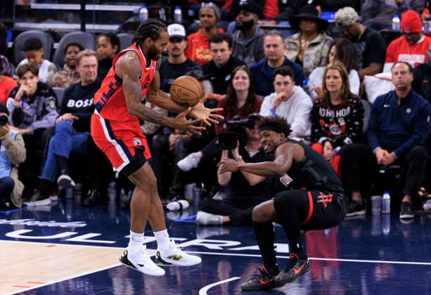 December 23, 2025, Inglewood, California, USA: Kawhi Leonard 2 of the Los Angeles Clippers loses control of the ball as JaeÃ¢â‚¬â ¢Sean Tate 8 of the Houston Rockets attempts to steal during their regular season NBA, Basketball Herren, USA game on Tuesday December 23, 2025 at Intuit Dome in Inglewood, California. Clippers defeat Rockets, 128-108. ARIANA RUIZ PI Inglewood USA - ZUMAp124 20251223_zaa_p124_076 Copyright: xArianaxRuizx