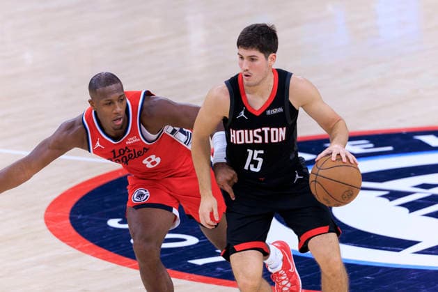 December 23, 2025, Inglewood, California, USA: Kris Dunn 8 of the Los Angeles Clippers guards Reed Sheppard 15 of the Houston Rockets during their regular season NBA, Basketball Herren, USA game on Tuesday December 23, 2025 at Intuit Dome in Inglewood, California. Clippers defeat Rockets, 128-108. ARIANA RUIZ PI Inglewood USA - ZUMAp124 20251223_zaa_p124_077 Copyright: xArianaxRuizx