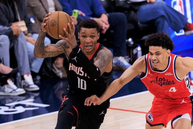 December 23, 2025, Inglewood, California, USA: Jabari Smith 10 of the Houston Rockets drives as Kobe Sanders 4 of the Los Angeles Clippers defends during their regular season NBA, Basketball Herren, USA game on Tuesday December 23, 2025 at Intuit Dome in Inglewood, California. Clippers defeat Rockets, 128-108. ARIANA RUIZ PI Inglewood USA - ZUMAp124 20251223_zaa_p124_079 Copyright: xArianaxRuizx