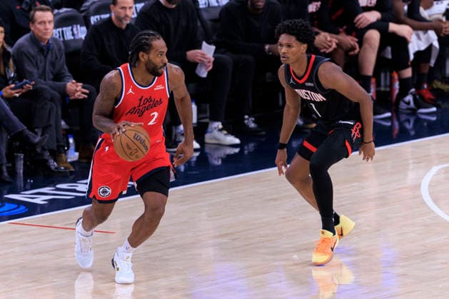 December 23, 2025, Inglewood, California, USA: Amen Thompson 1 of the Houston Rockets guards Kawhi Leonard 2 of the Los Angeles Clippers during their regular season NBA, Basketball Herren, USA game on Tuesday December 23, 2025 at Intuit Dome in Inglewood, California. Clippers defeat Rockets, 128-108. ARIANA RUIZ PI Inglewood USA - ZUMAp124 20251223_zaa_p124_080 Copyright: xArianaxRuizx