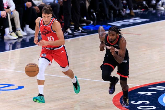 December 23, 2025, Inglewood, California, USA: Bogdan Bogdanovic 10 of the Los Angeles Clippers and Tari Eason 17 of the Houston Rockets chase after the ball during their regular season NBA, Basketball Herren, USA game on Tuesday December 23, 2025 at Intuit Dome in Inglewood, California. Clippers defeat Rockets, 128-108. ARIANA RUIZ PI Inglewood USA - ZUMAp124 20251223_zaa_p124_082 Copyright: xArianaxRuizx