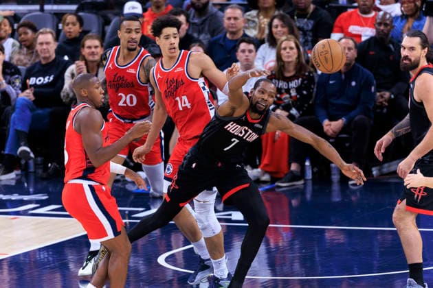 December 23, 2025, Inglewood, California, USA: Kris Dunn 8 of the Los Angeles Clippers taps the ball from Kevin Durant 7 of the Houston Rockets during their regular season NBA, Basketball Herren, USA game on Tuesday December 23, 2025 at Intuit Dome in Inglewood, California. Clippers defeat Rockets, 128-108. ARIANA RUIZ PI Inglewood USA - ZUMAp124 20251223_zaa_p124_083 Copyright: xArianaxRuizx