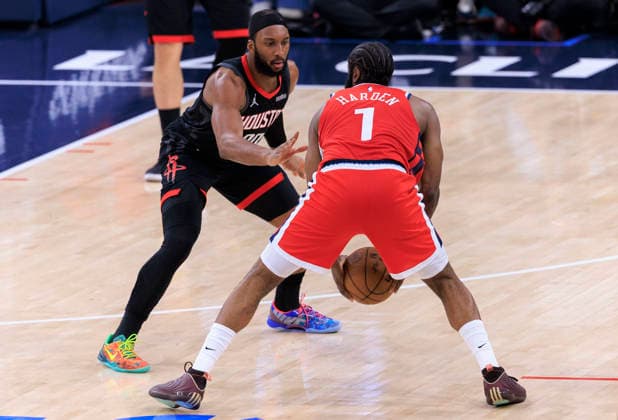 December 23, 2025, Inglewood, California, USA: Josh Okogie 20 of the Houston Rockets guards James Harden 1 of the Los Angeles Clippers during their regular season NBA, Basketball Herren, USA game on Tuesday December 23, 2025 at Intuit Dome in Inglewood, California. Clippers defeat Rockets, 128-108. ARIANA RUIZ PI Inglewood USA - ZUMAp124 20251223_zaa_p124_087 Copyright: xArianaxRuizx