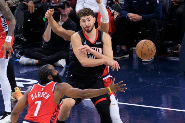 December 23, 2025, Inglewood, California, USA: Alperen Sengun 28 of the Houston Rockets passes the ball as James Harden 1 of the Los Angeles Clippers defends during their regular season NBA, Basketball Herren, USA game on Tuesday December 23, 2025 at Intuit Dome in Inglewood, California. Clippers defeat Rockets, 128-108. ARIANA RUIZ PI Inglewood USA - ZUMAp124 20251223_zaa_p124_090 Copyright: xArianaxRuizx
