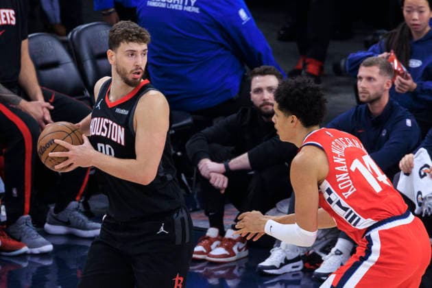 December 23, 2025, Inglewood, California, USA: Alperen Sengun 28 of the Houston Rockets receives the ball as Yanic Konan Niederhauser 14 of the Los Angeles Clippers defends during their regular season NBA, Basketball Herren, USA game on Tuesday December 23, 2025 at Intuit Dome in Inglewood, California. Clippers defeat Rockets, 128-108. ARIANA RUIZ PI Inglewood USA - ZUMAp124 20251223_zaa_p124_091 Copyright: xArianaxRuizx