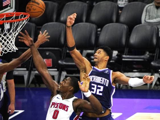 (251224) -- SACRAMENTO, Dec. 24, 2025 -- Dylan Cardwell (R) of Sacramento Kings competes during the 2025-2026 NBA, Basketball Herren, USA regular season match between Detroit Pistons and Sacramento Kings in Sacramento, the United States, on Dec. 23, 2025. ) (SP)U.S.-SACRAMENTO-BASKETBALL-NBA-KINGS VS PISTONS WuxXiaoling 