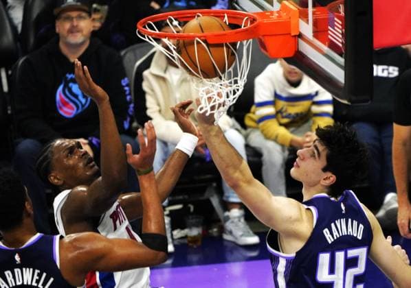 (251224) -- SACRAMENTO, Dec. 24, 2025 -- Maxime Raynaud (R) of Sacramento Kings competes during the 2025-2026 NBA, Basketball Herren, USA regular season match between Detroit Pistons and Sacramento Kings in Sacramento, the United States, on Dec. 23, 2025. ) (SP)U.S.-SACRAMENTO-BASKETBALL-NBA-KINGS VS PISTONS WuxXiaoling 