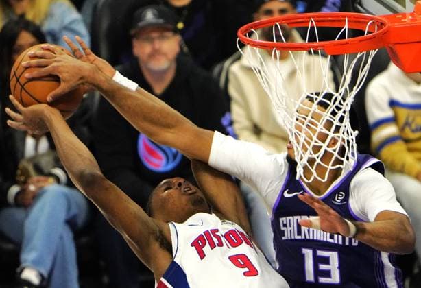 (251224) -- SACRAMENTO, Dec. 24, 2025 -- Ausar Thompson (L) of Detroit Pistons gets blocked during the 2025-2026 NBA, Basketball Herren, USA regular season match between Detroit Pistons and Sacramento Kings in Sacramento, the United States, on Dec. 23, 2025. ) (SP)U.S.-SACRAMENTO-BASKETBALL-NBA-KINGS VS PISTONS WuxXiaoling 