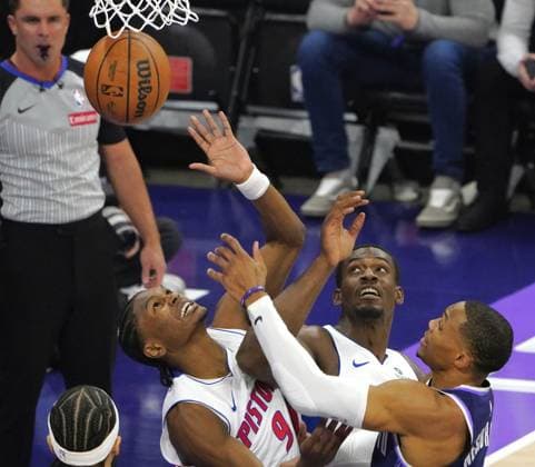 (251224) -- SACRAMENTO, Dec. 24, 2025 -- Ausar Thompson (L) of Detroit Pistons competes during the 2025-2026 NBA, Basketball Herren, USA regular season match between Detroit Pistons and Sacramento Kings in Sacramento, the United States, on Dec. 23, 2025. ) (SP)U.S.-SACRAMENTO-BASKETBALL-NBA-KINGS VS PISTONS WuxXiaoling 