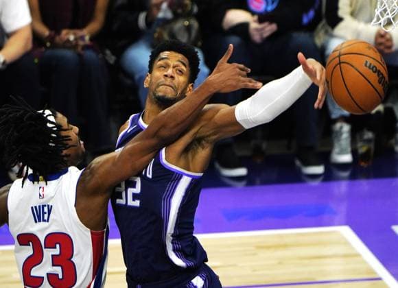 (251224) -- SACRAMENTO, Dec. 24, 2025 -- Dylan Cardwell (R) of Sacramento Kings competes during the 2025-2026 NBA, Basketball Herren, USA regular season match between Detroit Pistons and Sacramento Kings in Sacramento, the United States, on Dec. 23, 2025. ) (SP)U.S.-SACRAMENTO-BASKETBALL-NBA-KINGS VS PISTONS WuxXiaoling 
