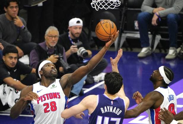 (251224) -- SACRAMENTO, Dec. 24, 2025 -- Isaiah Stewart (L) of Detroit Pistons competes during the 2025-2026 NBA, Basketball Herren, USA regular season match between Detroit Pistons and Sacramento Kings in Sacramento, the United States, on Dec. 23, 2025. ) (SP)U.S.-SACRAMENTO-BASKETBALL-NBA-KINGS VS PISTONS WuxXiaoling 
