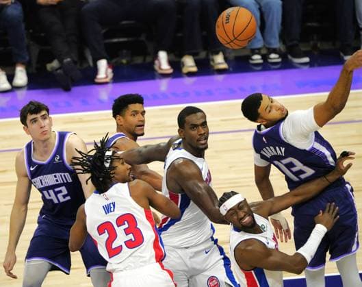 (251224) -- SACRAMENTO, Dec. 24, 2025 -- Keegan Murray (1st R) of Sacramento Kings competes during the 2025-2026 NBA, Basketball Herren, USA regular season match between Detroit Pistons and Sacramento Kings in Sacramento, the United States, on Dec. 23, 2025. ) (SP)U.S.-SACRAMENTO-BASKETBALL-NBA-KINGS VS PISTONS WuxXiaoling 