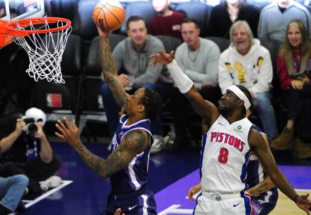 (251224) -- SACRAMENTO, Dec. 24, 2025 -- DeMar DeRozan (L) of Sacramento Kings goes for a layup during the 2025-2026 NBA, Basketball Herren, USA regular season match between Detroit Pistons and Sacramento Kings in Sacramento, the United States, on Dec. 23, 2025. ) (SP)U.S.-SACRAMENTO-BASKETBALL-NBA-KINGS VS PISTONS WuxXiaoling 