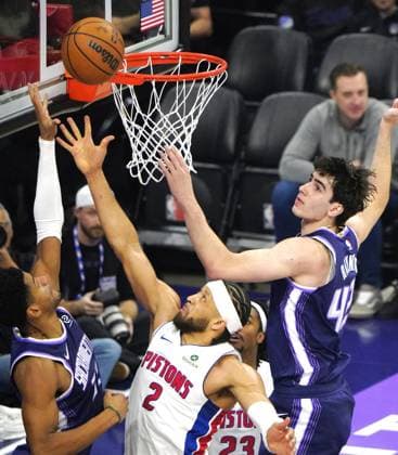 (251224) -- SACRAMENTO, Dec. 24, 2025 -- Cade Cunningham (2nd L) of Detroit Pistons competes during the 2025-2026 NBA, Basketball Herren, USA regular season match between Detroit Pistons and Sacramento Kings in Sacramento, the United States, on Dec. 23, 2025. ) (SP)U.S.-SACRAMENTO-BASKETBALL-NBA-KINGS VS PISTONS WuxXiaoling 